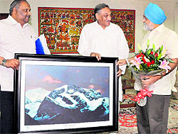 Chief Minister Vijay Bahuguna with Montek Singh Ahluwalia,Vice-Chairman of the Planning Commission, during a meeting in New Delhi on Thursday