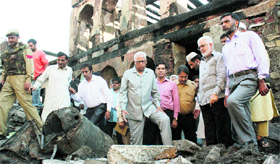 Governor NN Vohra during his visit to the Pir Dastageer Sahab shrine at Khanyar in Srinagar on Thursday.