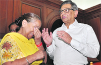 External Affairs Minister SM Krishna consoles Sarabjits sister Dalbir Kaur in New Delhi. Tribune photo: Mukesh Aggarwal 