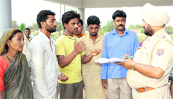 Relatives of Shashi narrates the incident to a policeman in Ludhiana on Friday. Photo: Inderjeet Verma