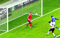 Balotelli opens the scoring! Cassano turns neatly on the left and stands up a cross that finds Mario on the end of it five yards out