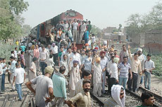 Residents of the Amrpura Basti blocked the railway tracks and delayed the onward journey of the Dainik Express. They were protesting against the traffic chaos caused at the railway crossing everytime a train passes by.