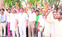 Street vendors stage a protest at Devpura in Haridwar on Saturday.