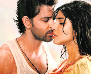 Rain-drenched Hrithik Roshan and Priyanka Chopra in Agneepath