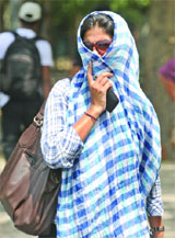 Delhi continues to swelter in the summer heat on Sunday with the maximum temperature jumping seven degrees above the average to 43.5 degree Celsius.