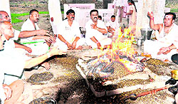Havan being performed at Jwalapur temple on Monday for early rain in Haridwar