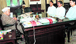 Dr Harish, a pracharak of the RSS (centre), meets Governor Aziz Qureshi at Raj Bhavan in Nainital on Monday
