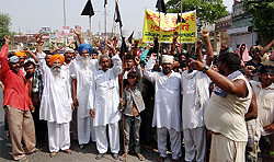 Residents of Prajapat Colony who were displaced during the anti-encroachment drive launched by the administration, stage protest along with the workers of the General Samaj Party in Bathinda on Tuesday