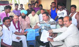 Railway officials serve notice on the councillor and residents of Qazi Mandi in Jalandhar on Tuesday