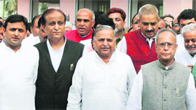 UPA presidential candidate Pranab Mukherjee with Samajwadi Party chief Mulayam Singh Yadav and other Cong-SP leaders at UP Chief Minister Akhilesh Yadavs (left) official residence in Lucknow on Tuesday.