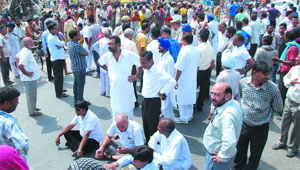 Traders (top) and hutments dwellers, who had been uprooted during the demolition drive, staged protests against each other on the GT Road in Bathinda on Wednesday