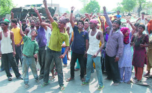 Traders (top) and hutments dwellers, who had been uprooted during the demolition drive, staged protests against each other on the GT Road in Bathinda on Wednesday