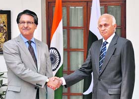 Pakistan Foreign Secretary Jalil Abbas Jilani (L) shakes hands with Foreign Secretary Ranjan Mathai in New Delhi on Wednesday