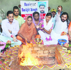 Sarabjit Singhs wife and daughter take part in a yajna in Amritsar