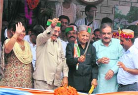 Congress leaders Kaul Singh Thakur, Virbhadra Singh and Birender Singh at the parivartan rally in Hamirpur on Thursday