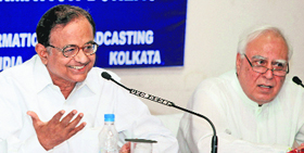 Home Minister P Chidambaram with HRD Minister Kapil Sibal in Kolkata