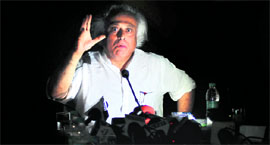 Electricity suddenly went off during Union MInister Ramesh Jairams interaction with the media at the UT Guest House, Chandigarh, on Friday.
