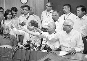 R.A. Mashelkar (R), Chairman, IIT-Gandhinagars Board of Directors, along with IIT Madras Chairman M.M. Sharma and Director of IIT Delhi R.K. Shevgaonkar, addressing the media after resolution of the exam issue.