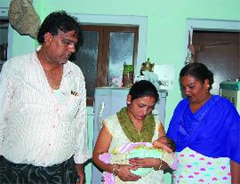 Radhika along with her seven-day-old baby boy and Municipal Councillor of ward number 43, Shama Rani (right) and Shama's husband Vijay Kumar (left). 