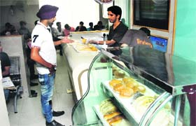 A canteen on the office premises offers eatables to the applicants