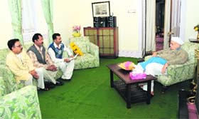 A delegation of the Uttaranchal Swatchkar Karamchari Sangh meets Governor Aziz Qureshi at Raj Bhavan in Nainital on Sunday