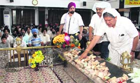 Union Minister of State for Agriculture, Food Processing and Parliamentary Affairs Harish Rawat pays obeisance at Arhat Bazaar gurdwara on the occasion of Parkash Utsav of Guru Hargobind in Dehradun