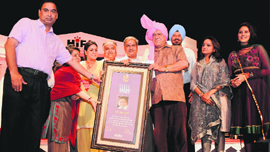 Veteran actor Om Puri (wearing turban) receives the Pandit Jasraj Lifetime Achievement Award instituted by HIFA in Karnal on Sunday. 