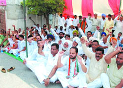 Iqbal Singh Dhillon, along with other Congress functionaries, during a protest outside the office of the Municipal Corporation Bathinda on Monday. 