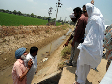 Congress MLA Karan Kaur Brar talking to an official of the Irrigation Department at Sangu Dhaun village in Muktsar on Monday.