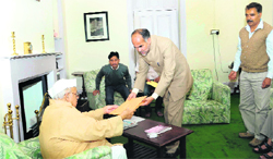 Former UKD MLA Narayan Singh Jantwal submits a memorandum to Governor Aziz Qureshi at Raj Bhavan, Nainital, on Monday. A Tribune photograph