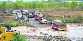 Vehicles stuck at the Chikni khad in Nalagarh