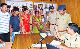 SP Abishek Dular interrogates the theft accused in Mandi on Monday