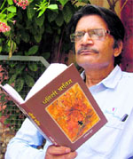 Tarsem Noor with his book of ghazals "Pehli Baarish" in Ludhiana.