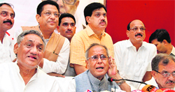Pranab Mukherjee with Uttarakhand CM Vijay Bahuguna (L) in Dehradun on Tuesday. Tribune photo: Vinod Pundir