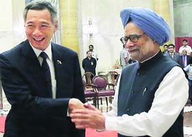 Visiting Singapore Premier Lee Hsien Loong shakes hands with Prime Minister Manmohan Singh during a ceremonial reception at Rashtrapati Bhawan in New Delhi on Wednesday