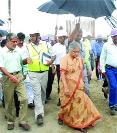 Chief Minister Sheila Dikshit inspects the construction of Signature Bridge at Wazirabad. 