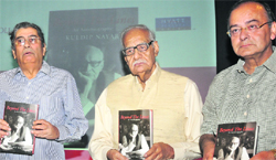 Veteran journalist Kuldip Nayar flanked by Editorial Chairman of Outlook India Vinod Mehta (L) and BJP leader Arun Jaitley. Tribune photo: Manas Ranjan Bhui