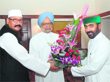 Pauri Garhwal MP Satpal Maharaj (left) and state Education Minister Mantri Prasad Naithani with Prime Minister Manmohan Singh in New Delhi.