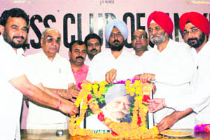 Members of the Jat community pay tributes to Rustam-e-Hind Dara Singh during a condolence meeting in Jammu on Friday. 