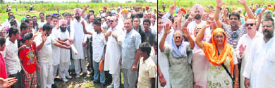 Villagers, supported by former MLA and Congress leader Jagbir Brar, protest against the MCs decision to start solid waste management plant and burn copies of eviction notices at Jamsher Khas in Jalandhar on Friday. 