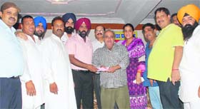 MLA Pargat Singh distributes cheques among vendors of Azad Sabzi Mandi in Jalandhar Cantonment on Saturday