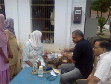 Dr RK Garga examines a patient at Central Jail.
