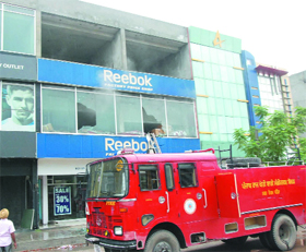 A fire engine arrived after flames were noticed on the first floor of the Reebok factory outlet, situated on the Goniana road on Sunday afternnon. 