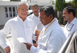 Minister of State for Railways KH Muniyappa discusses a point with former president of the PCC Virender Kataria at Abohar on Monday. Tribune photo: Pawan Sharma