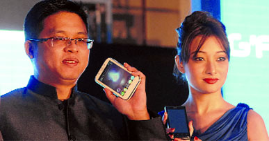 GFive International president Jeff Zhang (L) at the launch of the G Cloud smartphone in New Delhi on Monday.