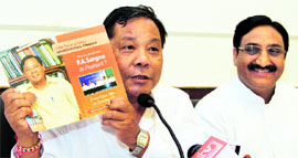 PA Sangma, NDA presidential candidate, with Ramesh Pokhriyal Nishank, former Uttarakhand Chief Minister, shows his brochure during a press conference in Dehradun on Monday.