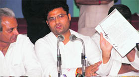 Congress MP Ashok Tanwar shows a letter written by former Chief Minister Devi Lal at a press conference in Fatehabad on Monday. 