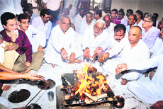 Chief Minister Bhupinder Singh Hooda participates in havan on the occasion of the tehravin ceremony of Prof Dharambir Singh Dahiya in Sonepat.