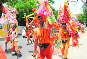  Kanwariyas carry pots of water from the Ganga on their return journey to Karnal on the eve of Shivaratri
