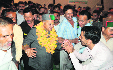 Former Union Minister Virbhadra Singh gets a warm welcome at Kangra on Sunday night.